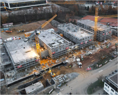 Talstraße 10, Waldbronn-Reichenbach - Rohbauansicht von oben eines Gebäudekomplexes von vier Gebäuden nebeneinander, dazwischen Kräne