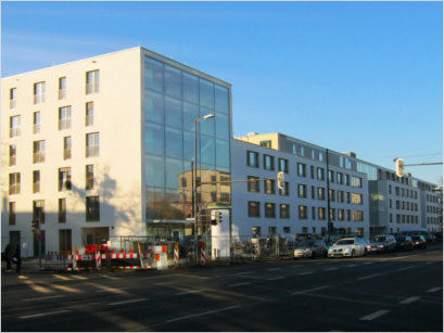 Landsberger-Str. 367-369, München - Straßenansicht des Social Care Services Europe - Kompetenzzentrum "Beraten-Wohnen-Pflege", mehrstöckiger heller Gebäudekomplex, z.T. mit verglaster Front