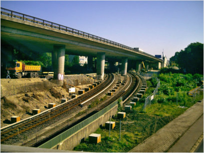 Autobahnhochbrücke bei Freimann schräg von unten mit unter der Brücke durchführende Bahngleisen