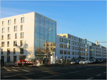 Landsberger-Str. 367-369, München - Straßenansicht des Social Care Services Europe - Kompetenzzentrum "Beraten-Wohnen-Pflege", mehrstöckiger heller Gebäudekomplex, z.T. mit verglaster Front