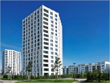 Siemensallee, München-Sendling - Ansicht der Isar Tower Nord und Süd inkl. Randbebauung - sehr helle Hochhäuser mit etwas Grünflache davor und blauem Himmel